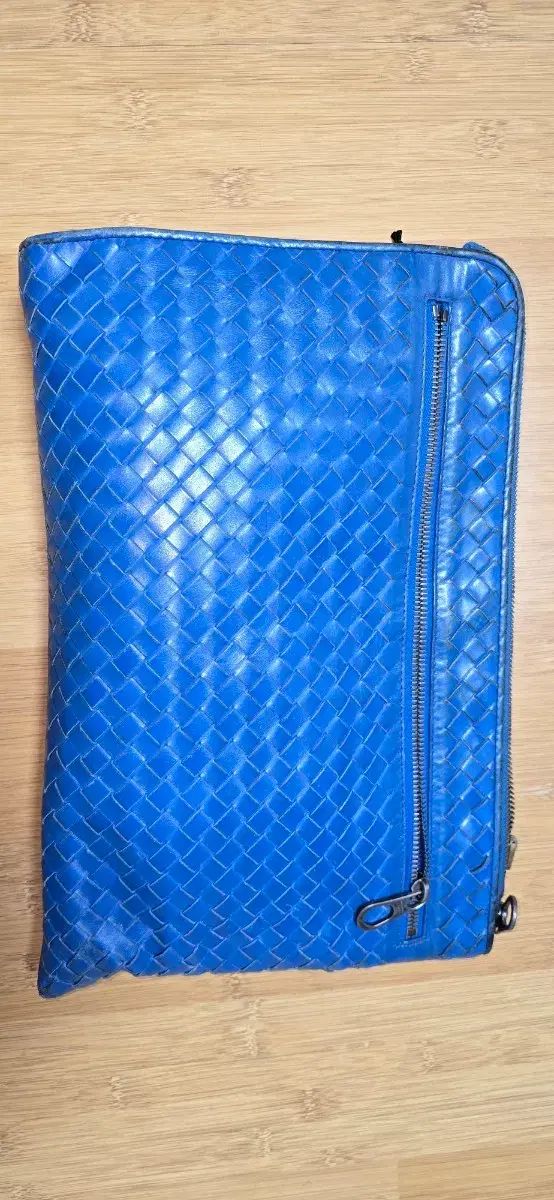 ボッテガヴェネタ イントレチャート ブルー クラッチバッグ
