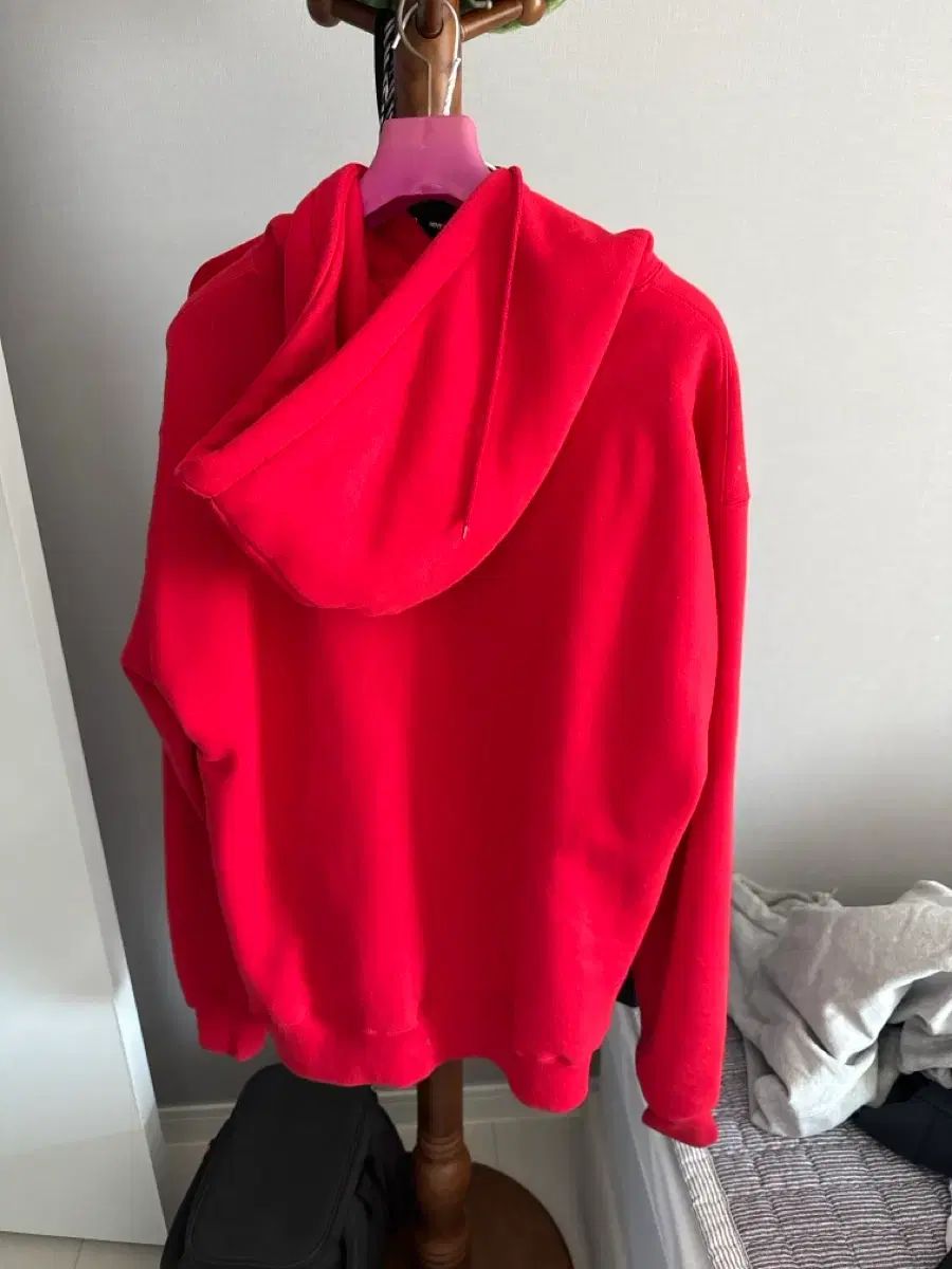 T 1 ショップ レッドロゴ フーディT