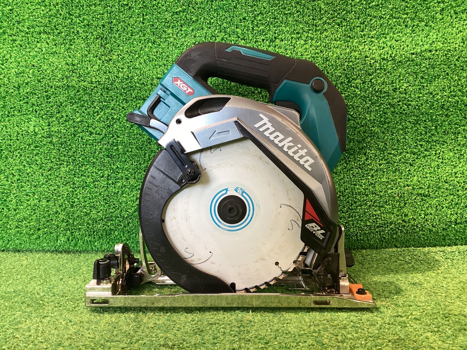 マキタ HS 002 G 165㎜充電式マルノコ 本体のみ プレートに反り有 シ 17