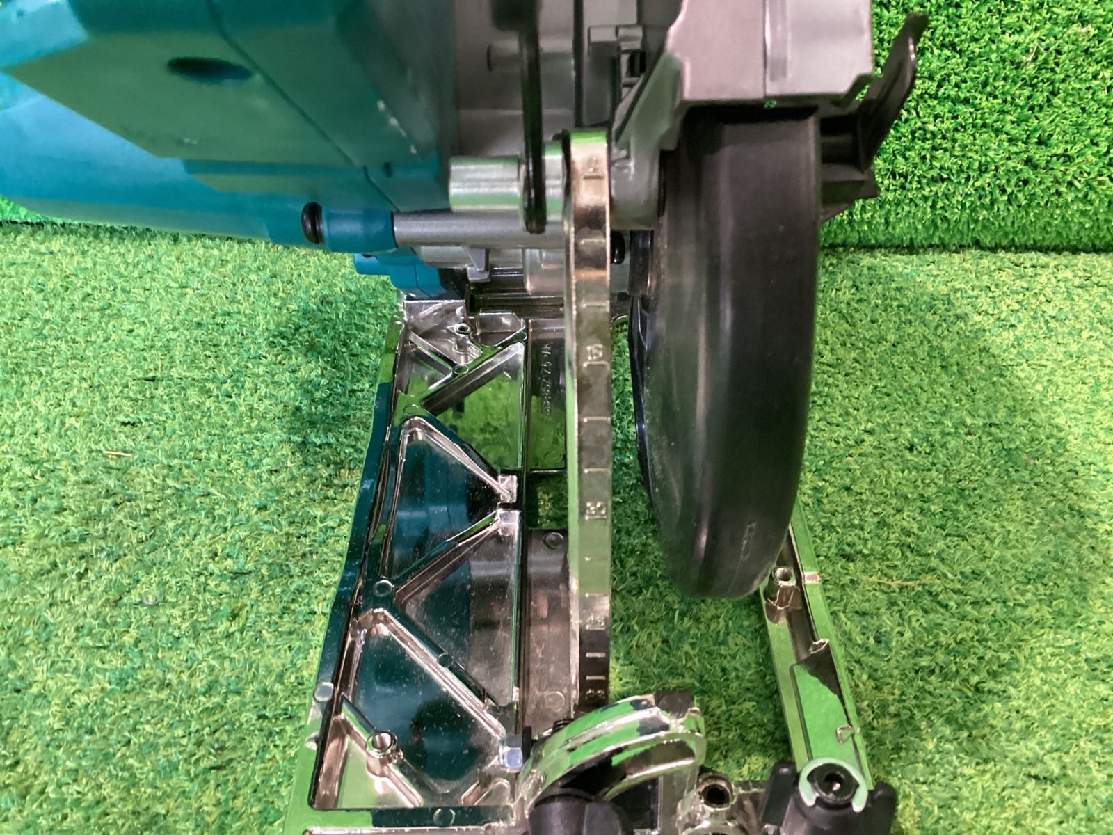  マキタ HS 002 G 165㎜充電式マルノコ 本体のみ プレートに反り有 シ 17 マルノコ 切断工具 切断機