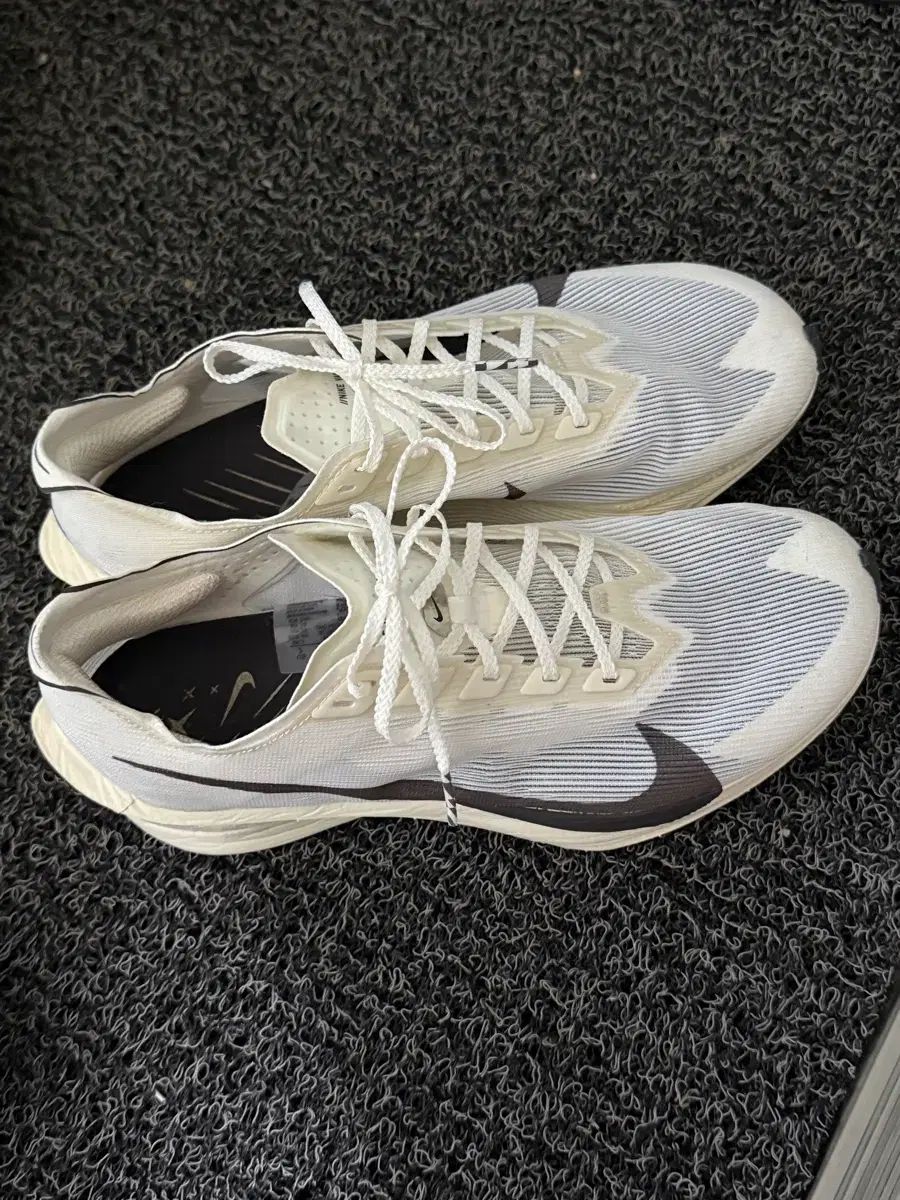 ナイキ ヴェイパーフライ4 ヤコブ 250 ランニングシューズ