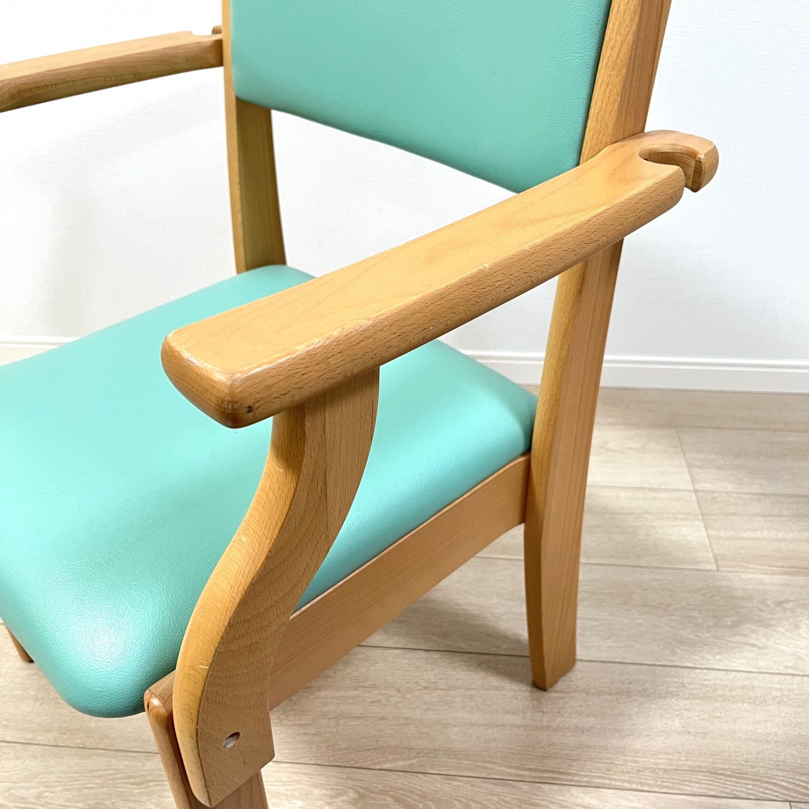 ち36【美品・組立済】 Pigeon ハビナース ミールチェア ML11 ライトグリーン 38cm 杖置きあり介護椅子