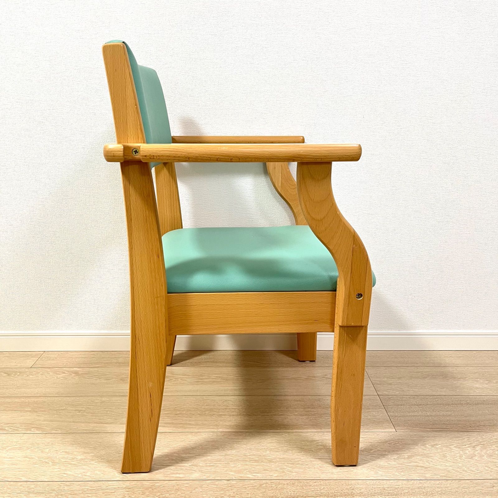 ち36【美品・組立済】 Pigeon ハビナース ミールチェア ML11 ライトグリーン 38cm 杖置きあり介護椅子