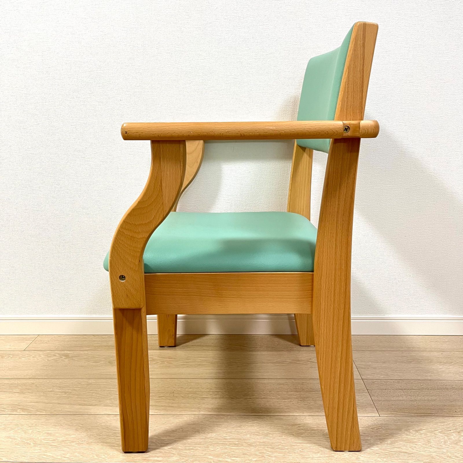 ち36【美品・組立済】 Pigeon ハビナース ミールチェア ML11 ライトグリーン 38cm 杖置きあり介護椅子