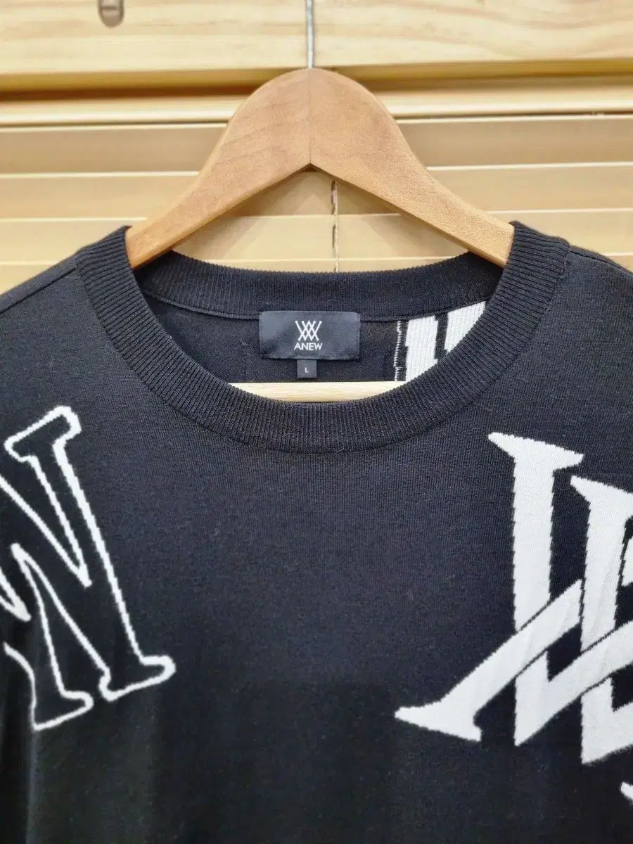 A メンズ ロゴ ネック セーター