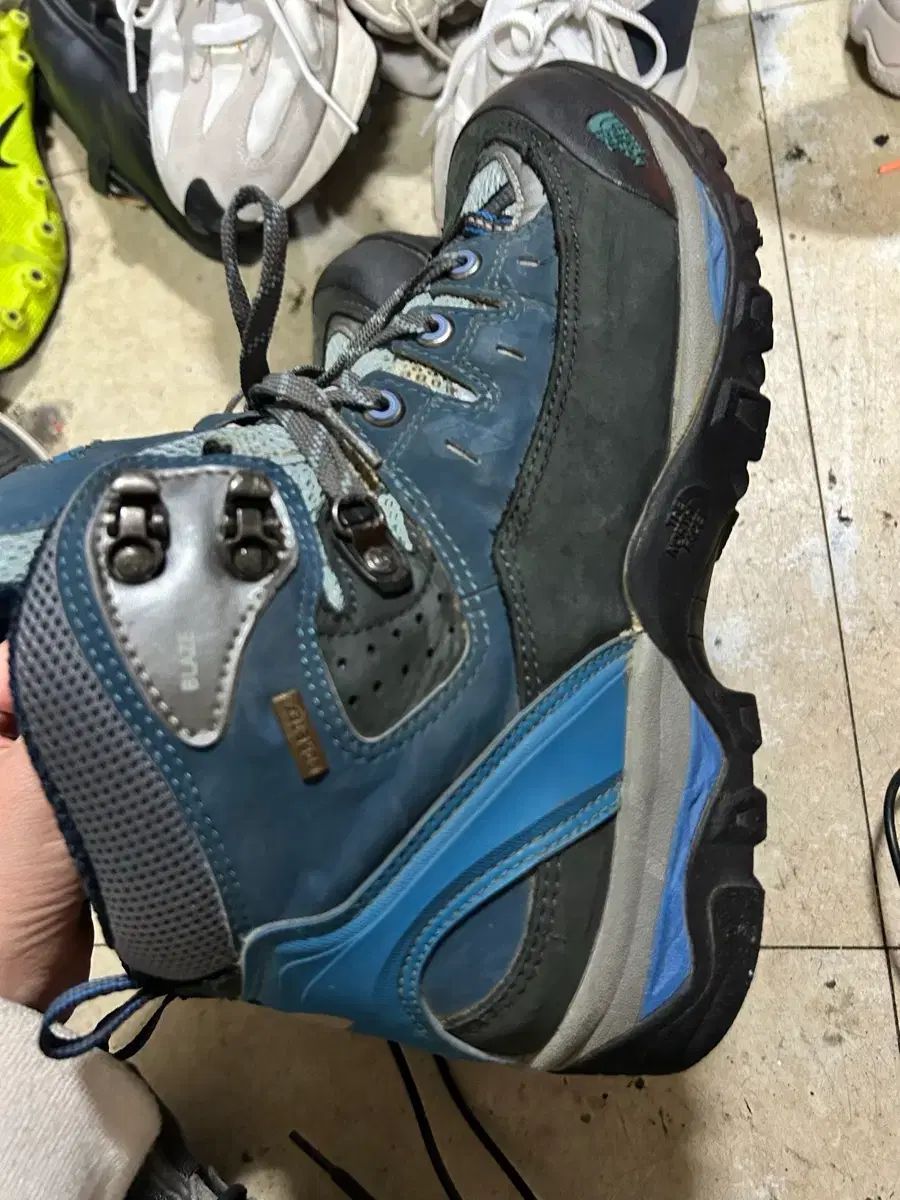 THE NORTH FACE ザノースフェイス 登山靴 ミッド コアテックス 270 cm