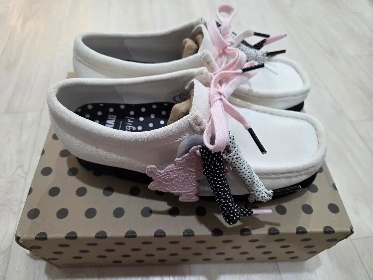 クラークス ワラビー ペーパーガール ビブラム 220