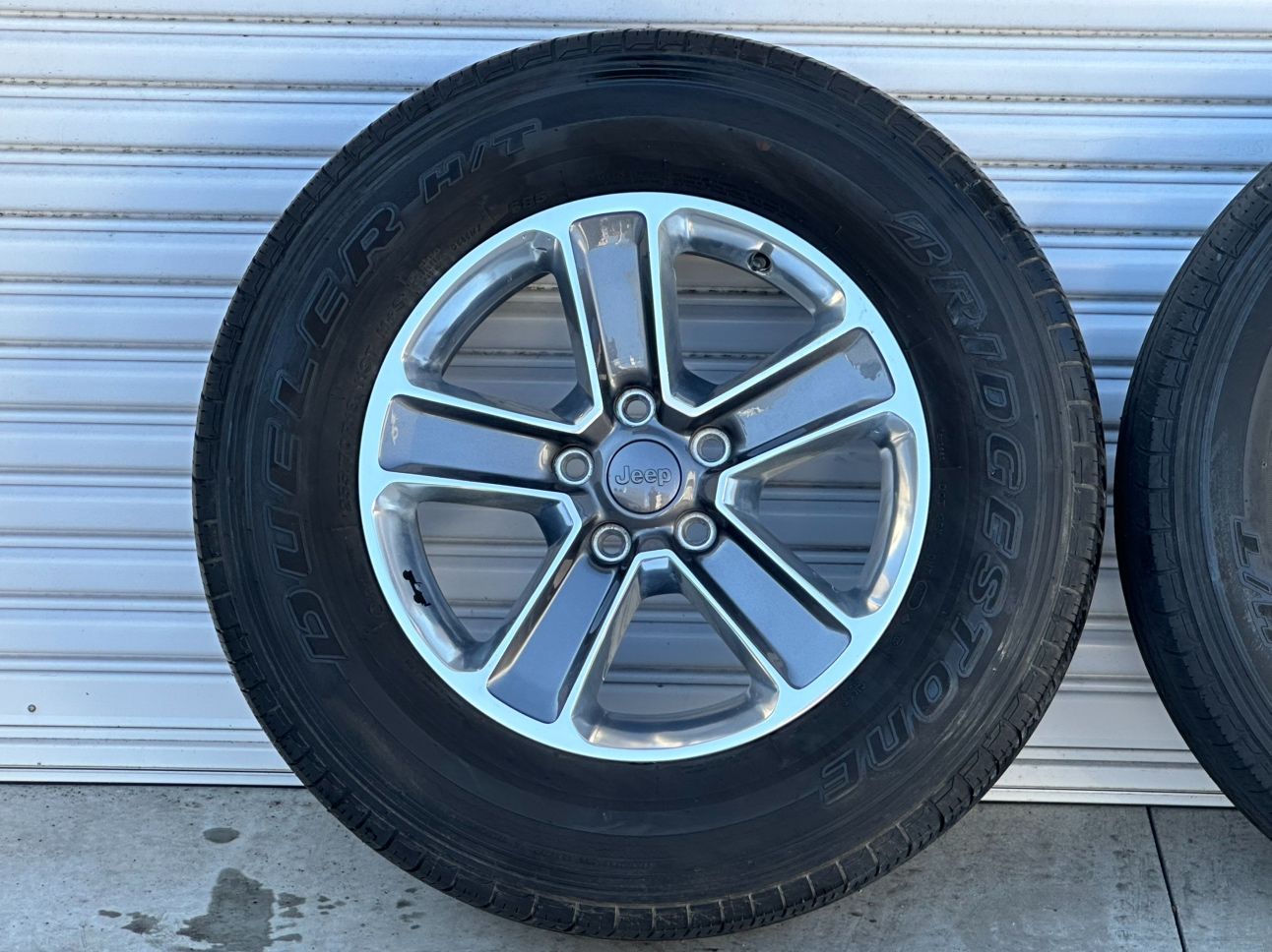 JEEP ジープ JL ラングラー アンリミテッド サハラ ホイール センターキャップ有り 18インチ 7 5 J 44 45 PCD 127 H サマータイヤ ブリヂストン デューラー 255 70 R 18 4本セット 品 直接お引き渡し可