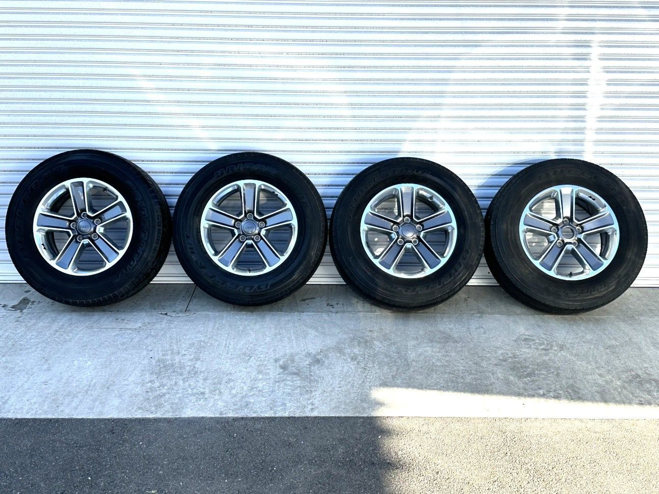 JEEP ジープ JL ラングラー アンリミテッド サハラ ホイール センターキャップ有り 18インチ 7 5 J 44 45 PCD 127 H サマータイヤ ブリヂストン デューラー 255 70 R 18 4本セット 品 直接お引き渡し可