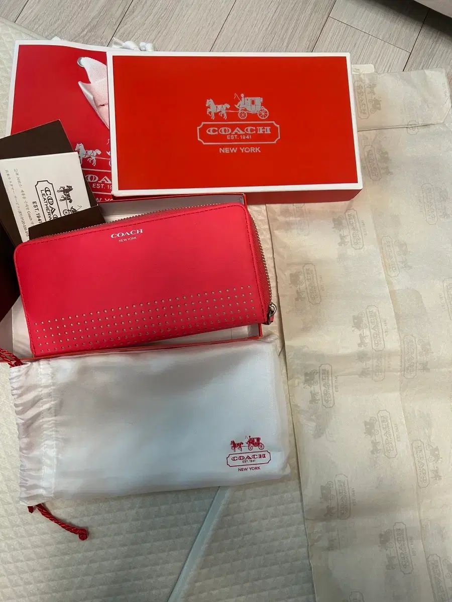 COACH 蛍光コーラルピンク 長財布 【公式通販】