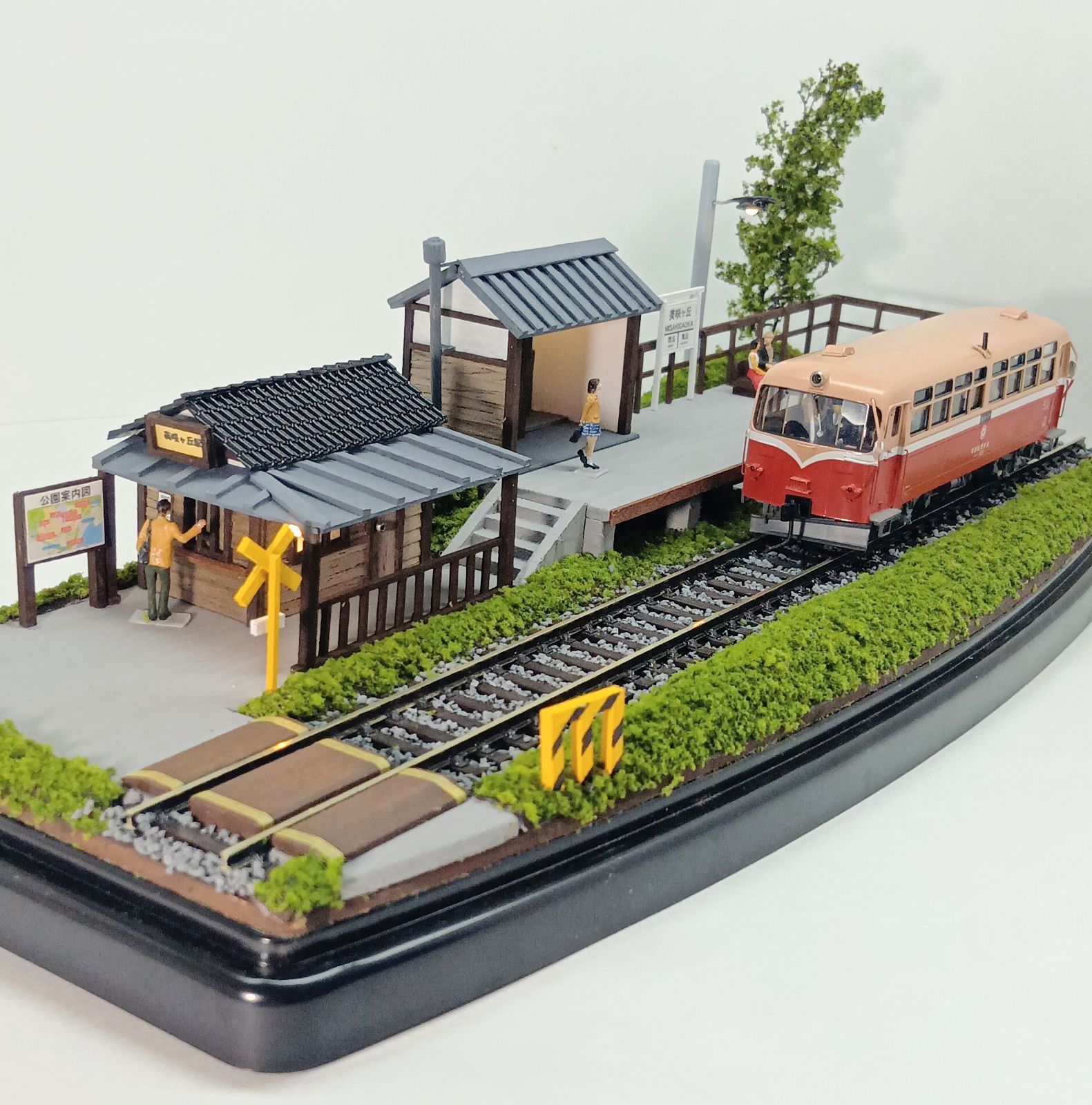 鉄道模型 HOゲージ ジオラマ 車両展示台 (トンネルに隣接する昭和の駅