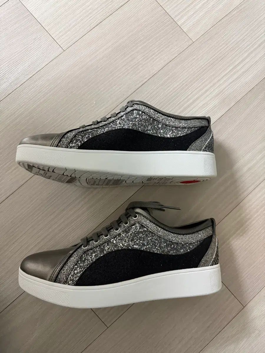 235 フィットフロップ グリッター スニーカー