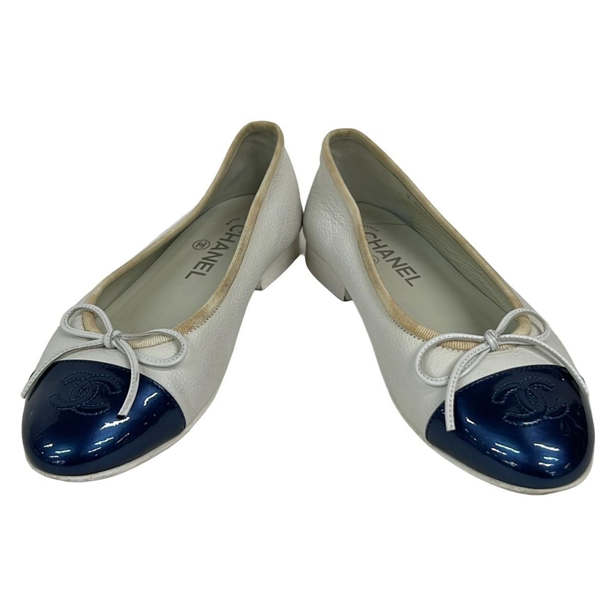 CHANEL シャネル フラットシューズ 36 1 2 C レディース - G 02819 白×ネイビー リボン ココマーク レザー
