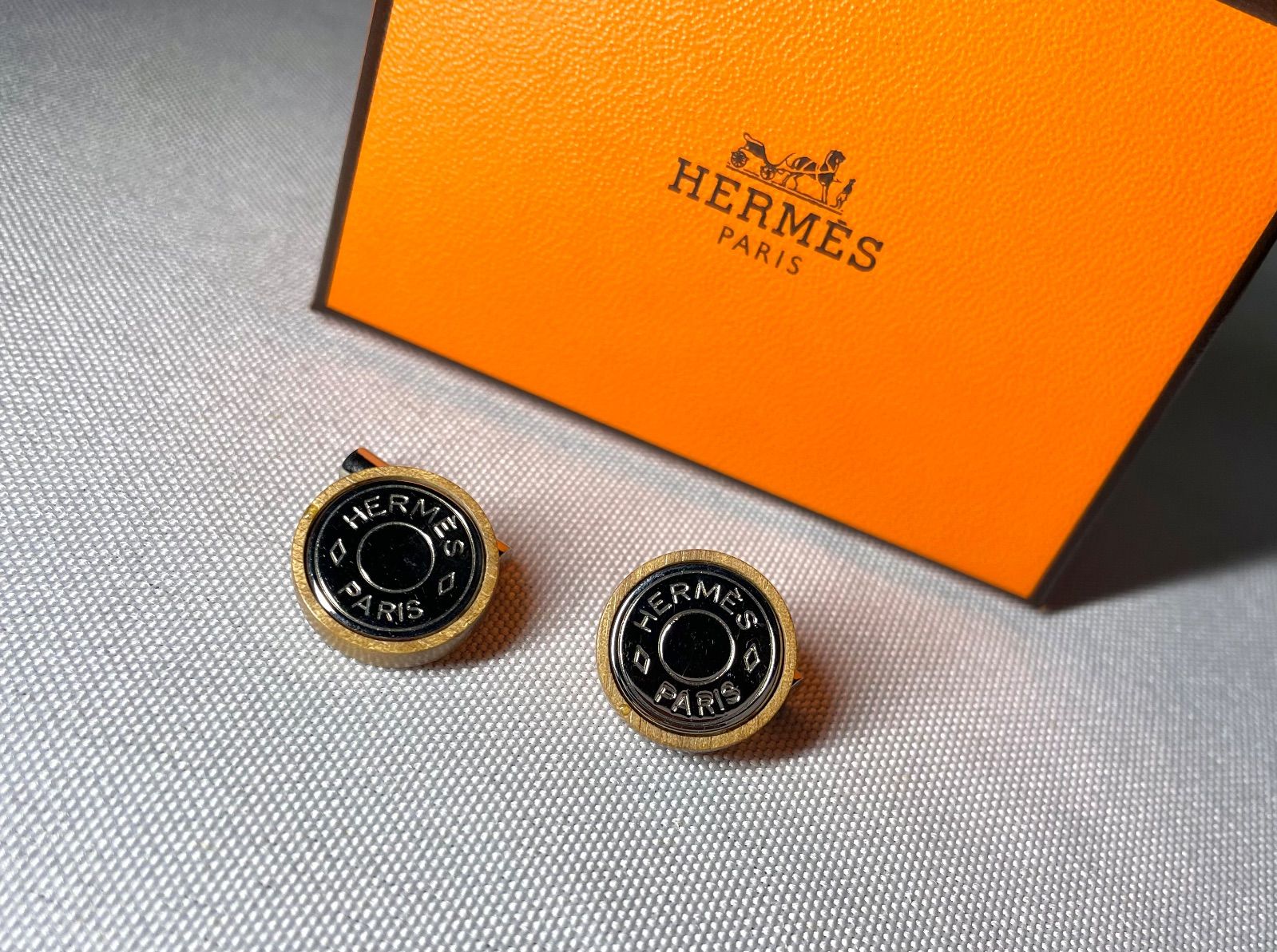 HERMES エルメス セリエ ブランドロゴ ウッド シルバーメタリック カフス カフリンクス ケースあり プレゼントやギフトにも