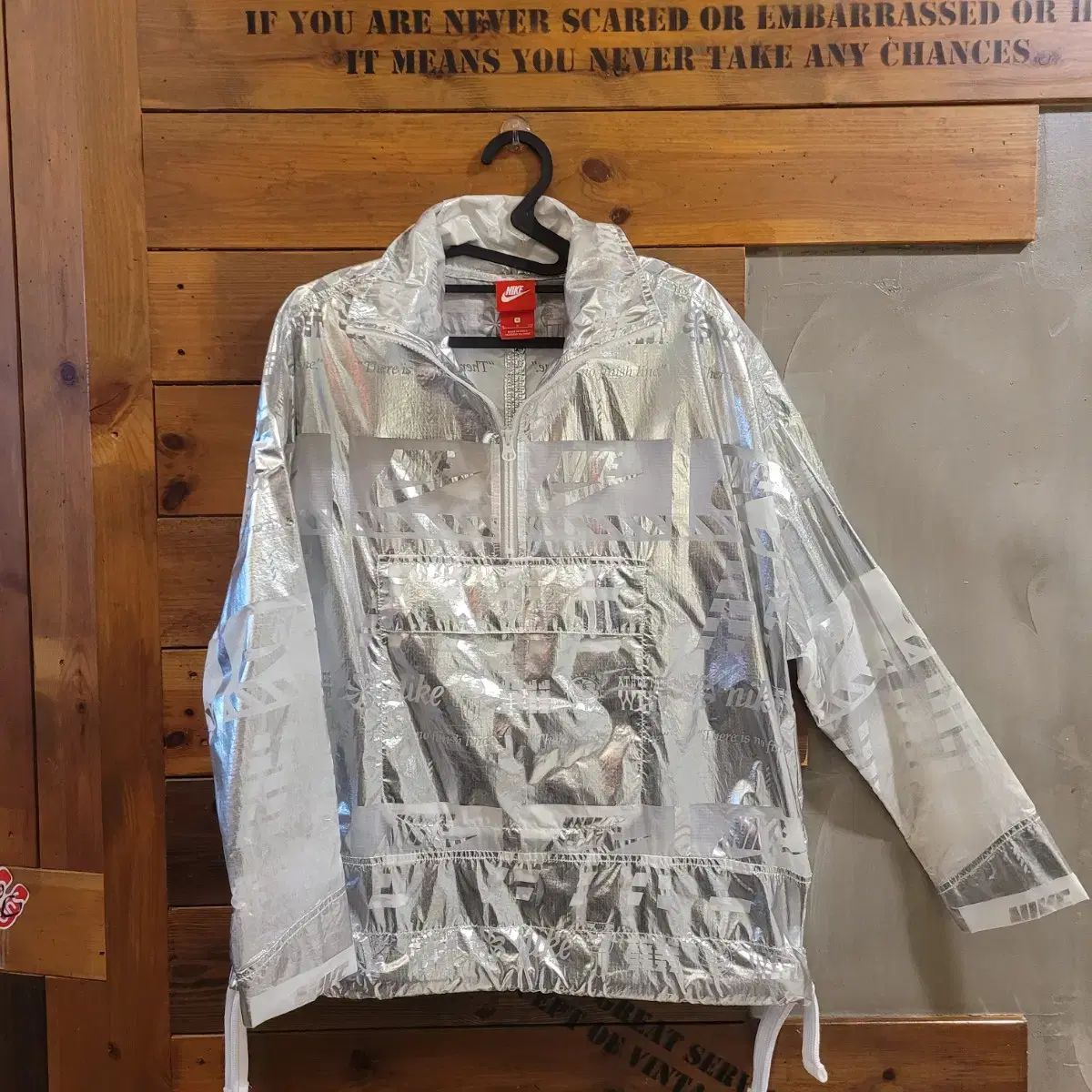 neer  ① ナイキ ウィメンズ メタリック アノラック S