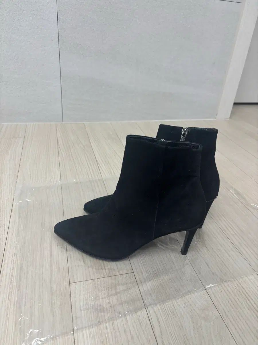 BONNIE ブラック スウェード アンクル ブーツ 235