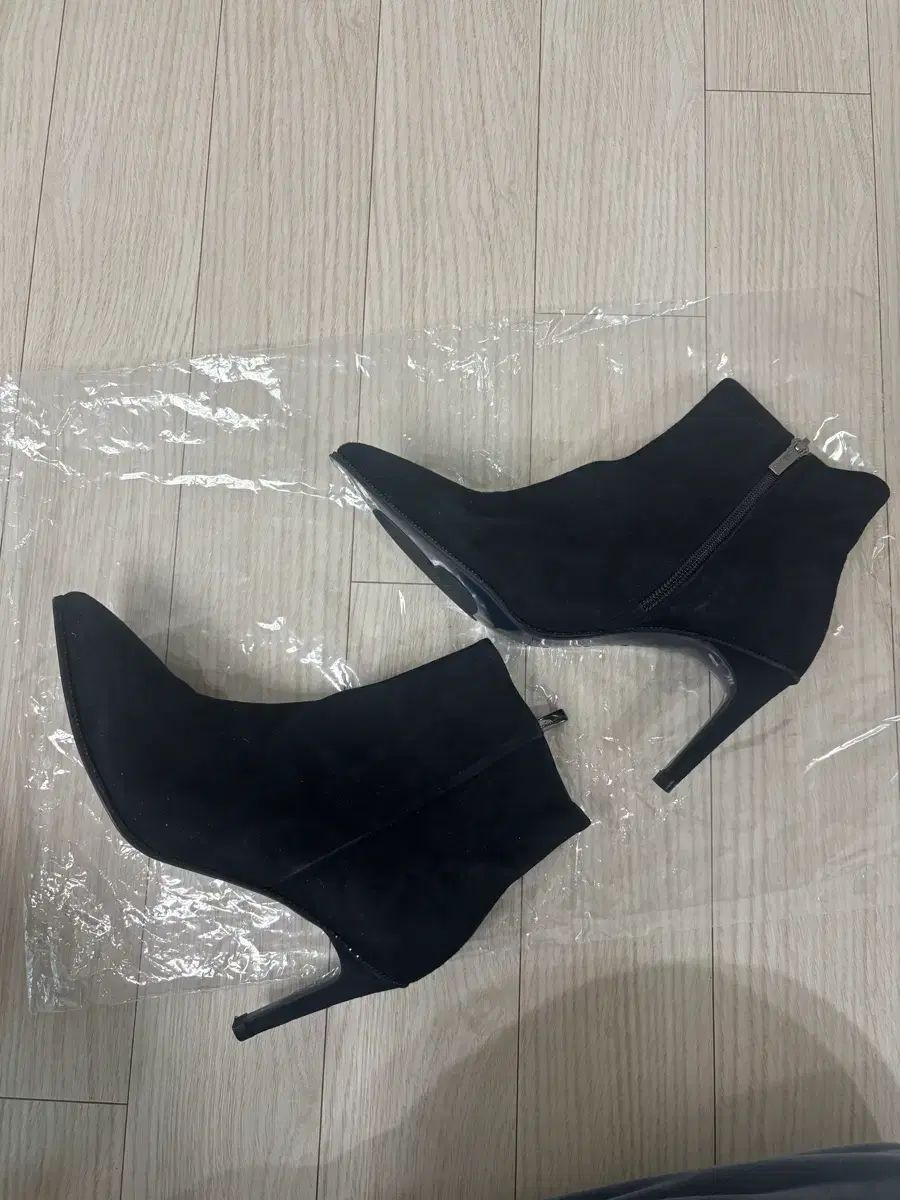 BONNIE ブラック スウェード アンクル ブーツ 235