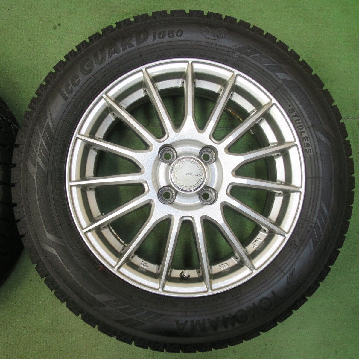 バリ溝！22年！キレイ！9.5分スタッドレス 185/65R15 ヨコハマ アイスガード iG60 GRASS グラス 15インチ PCD100/4H5112909イス