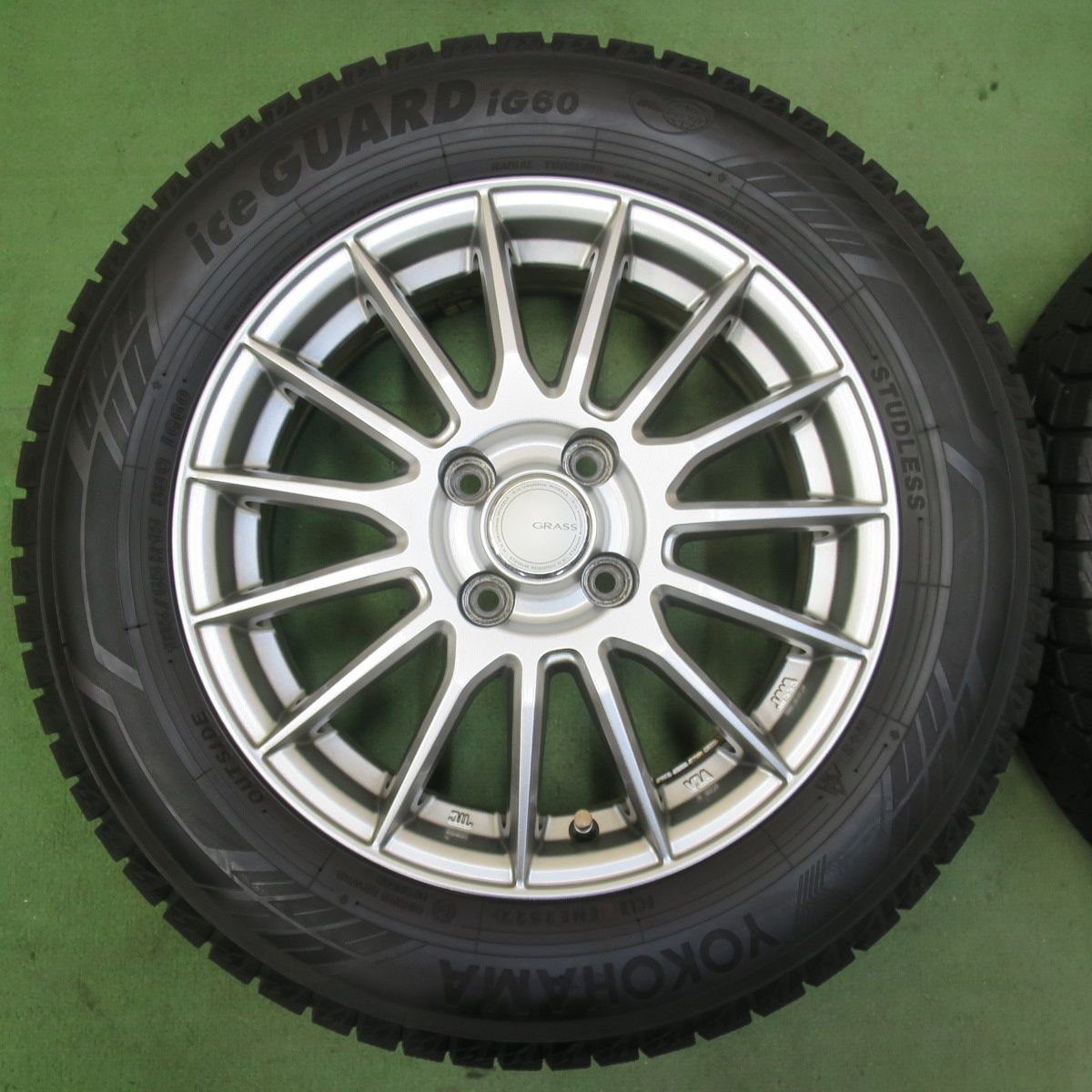 バリ溝！22年！キレイ！9.5分スタッドレス 185/65R15 ヨコハマ アイスガード iG60 GRASS グラス 15インチ PCD100/4H5112909イス