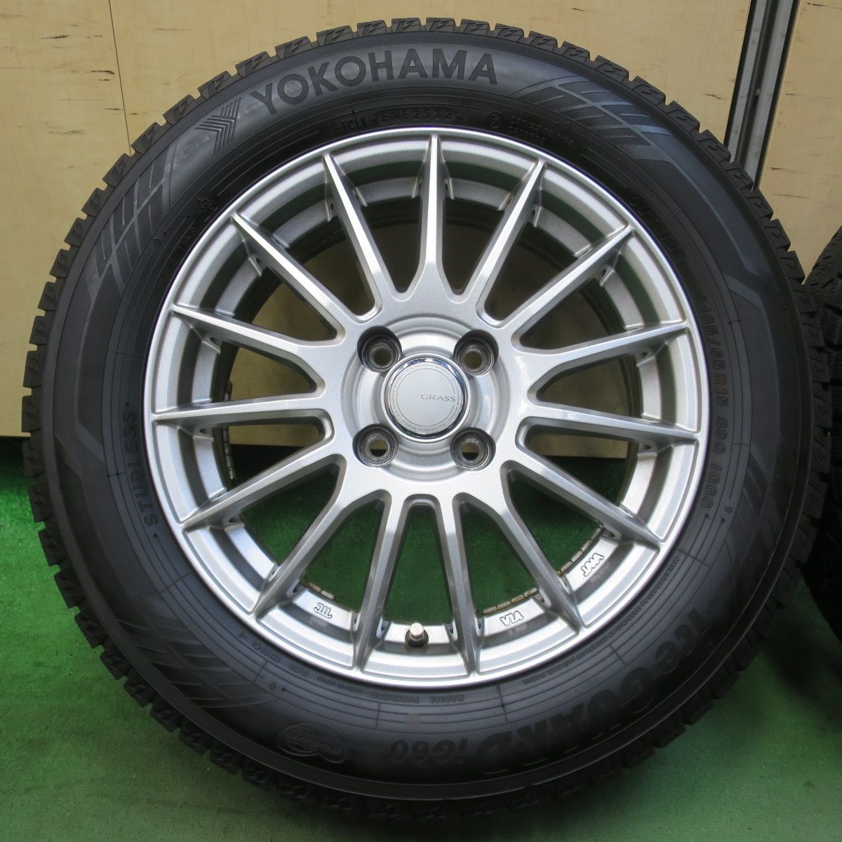 バリ溝！22年！キレイ！9.5分スタッドレス 185/65R15 ヨコハマ アイスガード iG60 GRASS グラス 15インチ PCD100/4H5112909イス
