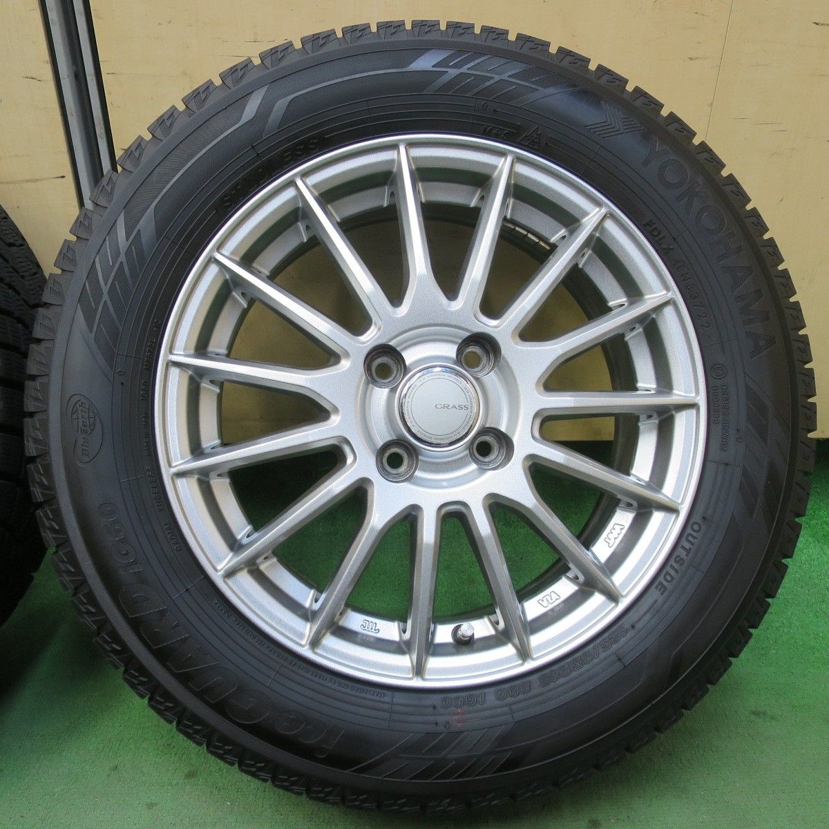 バリ溝！22年！キレイ！9.5分スタッドレス 185/65R15 ヨコハマ アイスガード iG60 GRASS グラス 15インチ PCD100/4H5112909イス