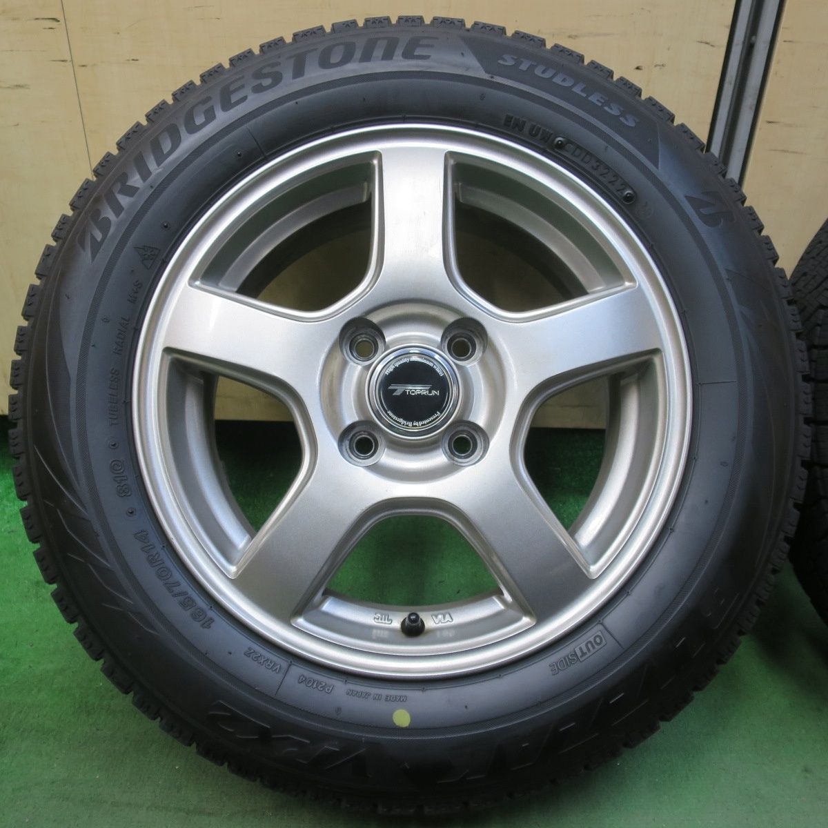 バリ溝 22年 9分 スタッドレス 165 70 R 14 ブリヂストン ブリザック VRX 2 TOPRUN トップラン 14インチ PCD 100 4 H 5112910イス