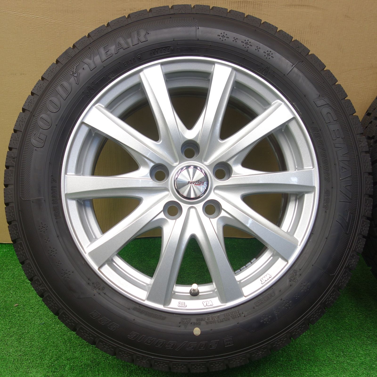 バリ溝 24年 キレイ ほぼ10分 スタッドレス 205 60 R 16 グッドイヤー アイスナビ7 ravrion RS 01 ラブリオン 16インチ PCD 114 3 5 H ス