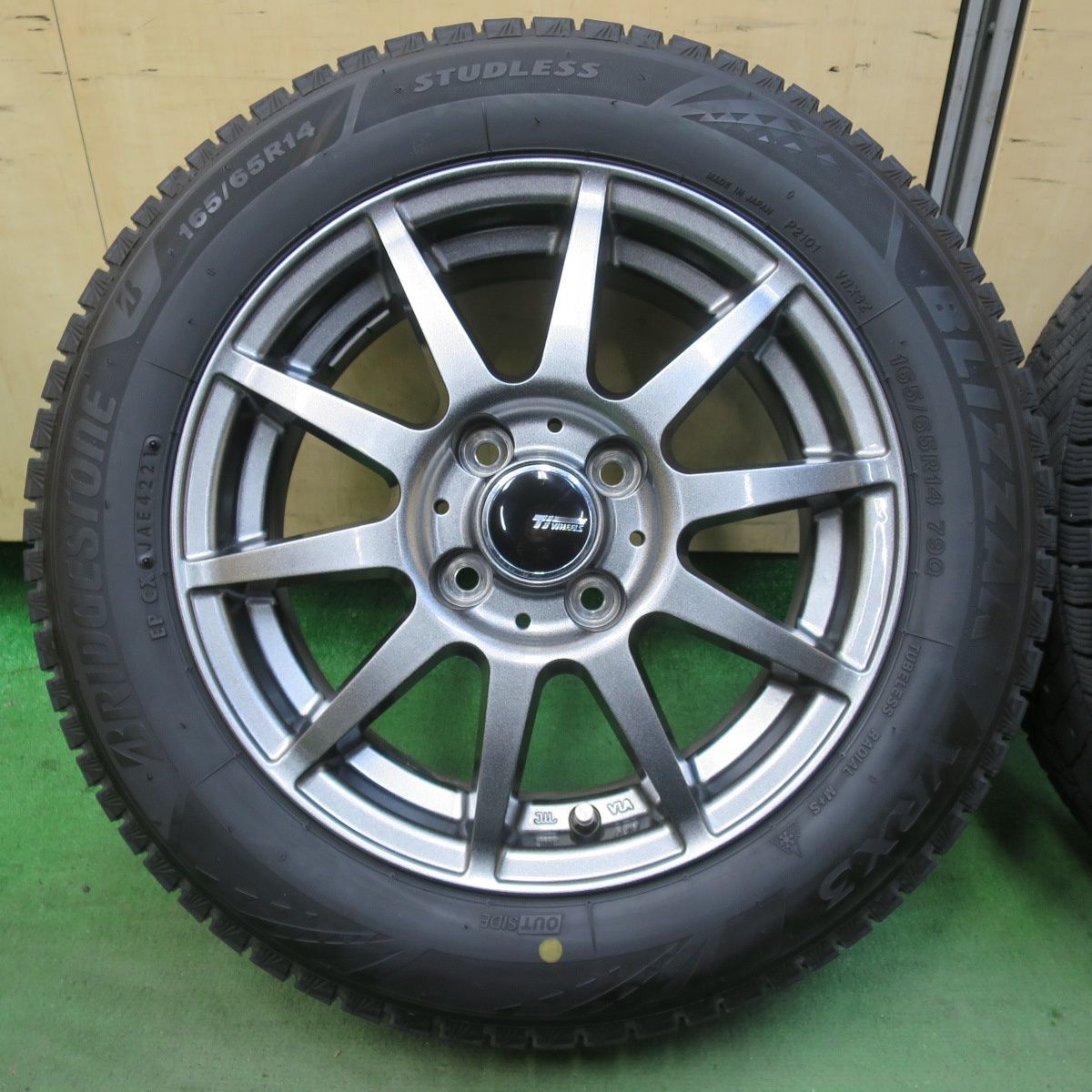 バリ溝 21年 キレイ 8 5分 スタッドレス 165 65 R 14 ブリヂストン ブリザック VRX 3 Ti WHEELS 社外 アルミ 14インチ PCD 100 4 H 5112702イス