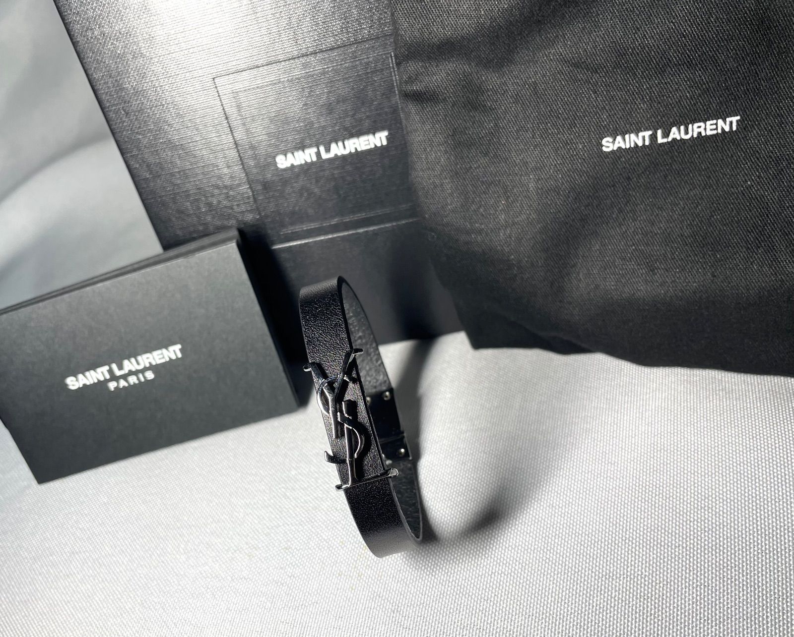 Saint Laurent Paris サンローラン パリ YSLデザイン カサンドラ レザーブレスレット黒 ブラック 男女兼用 付属あり プレゼント