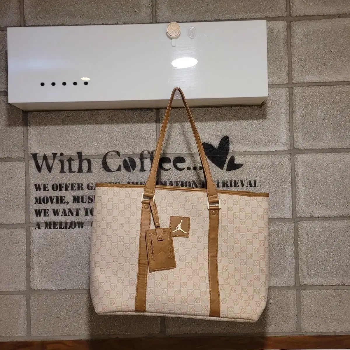 ​【未使用級】ジョーダン モノグラム トートバッグ 総柄 ベージュ ジョーダン モノグラム トートバッグ - メルカリ