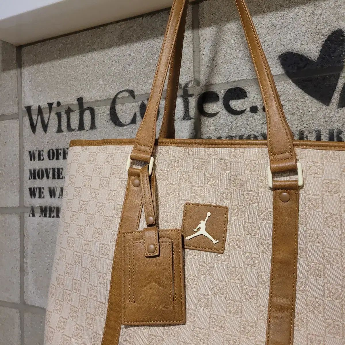 ​【未使用級】ジョーダン モノグラム トートバッグ 総柄 ベージュ ジョーダン モノグラム トートバッグ - メルカリ
