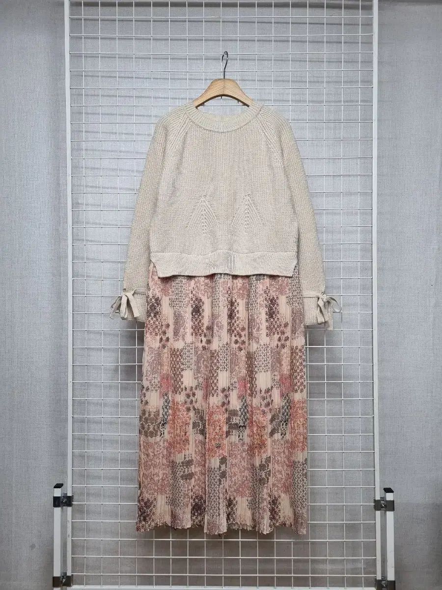 サースデーアイランド プリーツ ニットONE PIECE