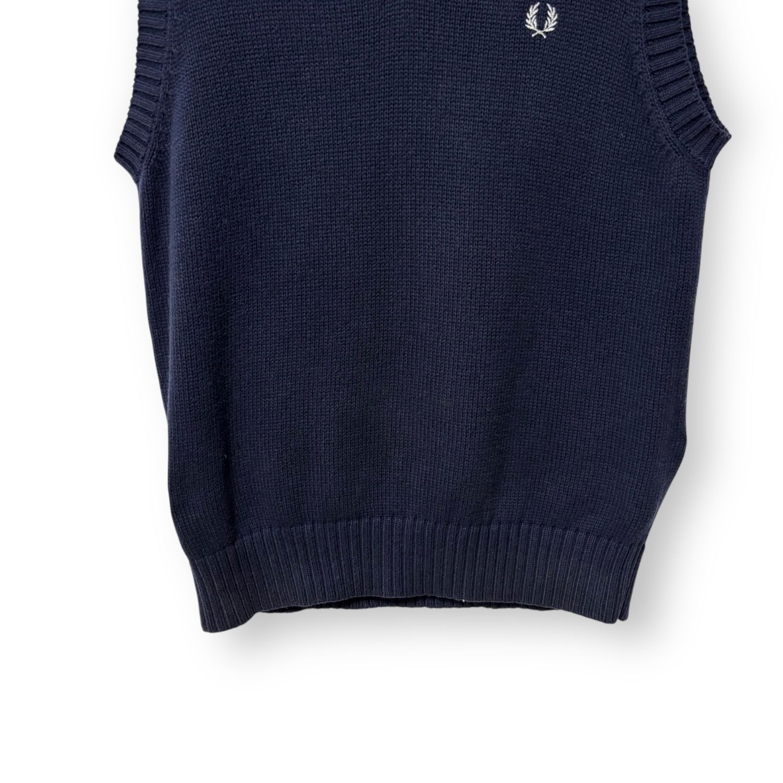 フレッドペリー FRED PERRY コットンニット ベスト ワンポイント刺繍 