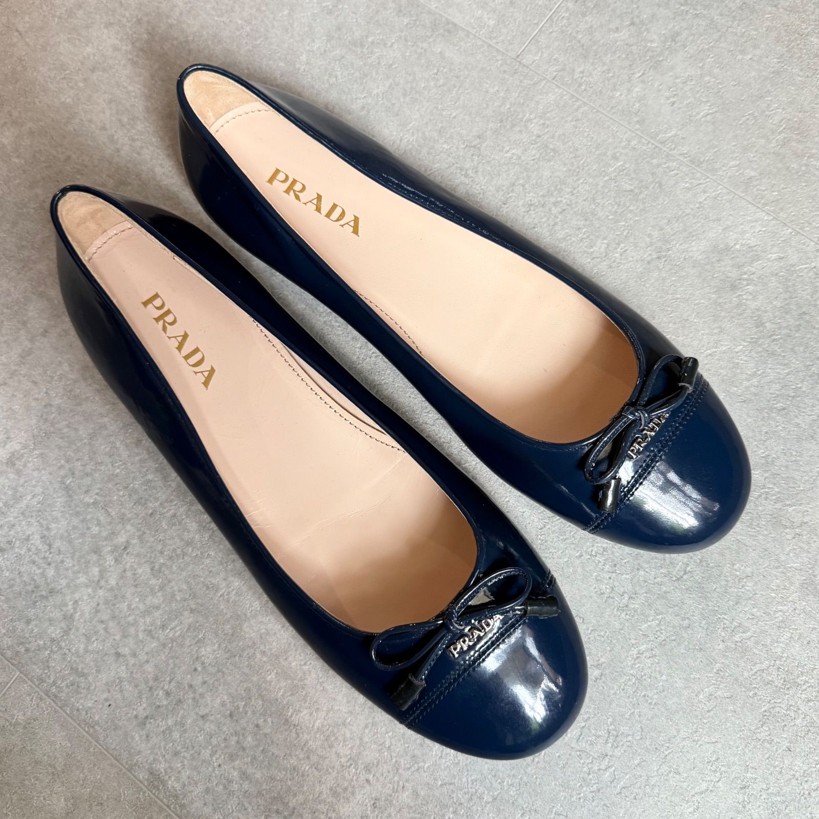 PRADA プラダ ロゴリボンバレエシューズ ネイビー パテントレザー 37 1 2 レディースシューズ 24.5 cm