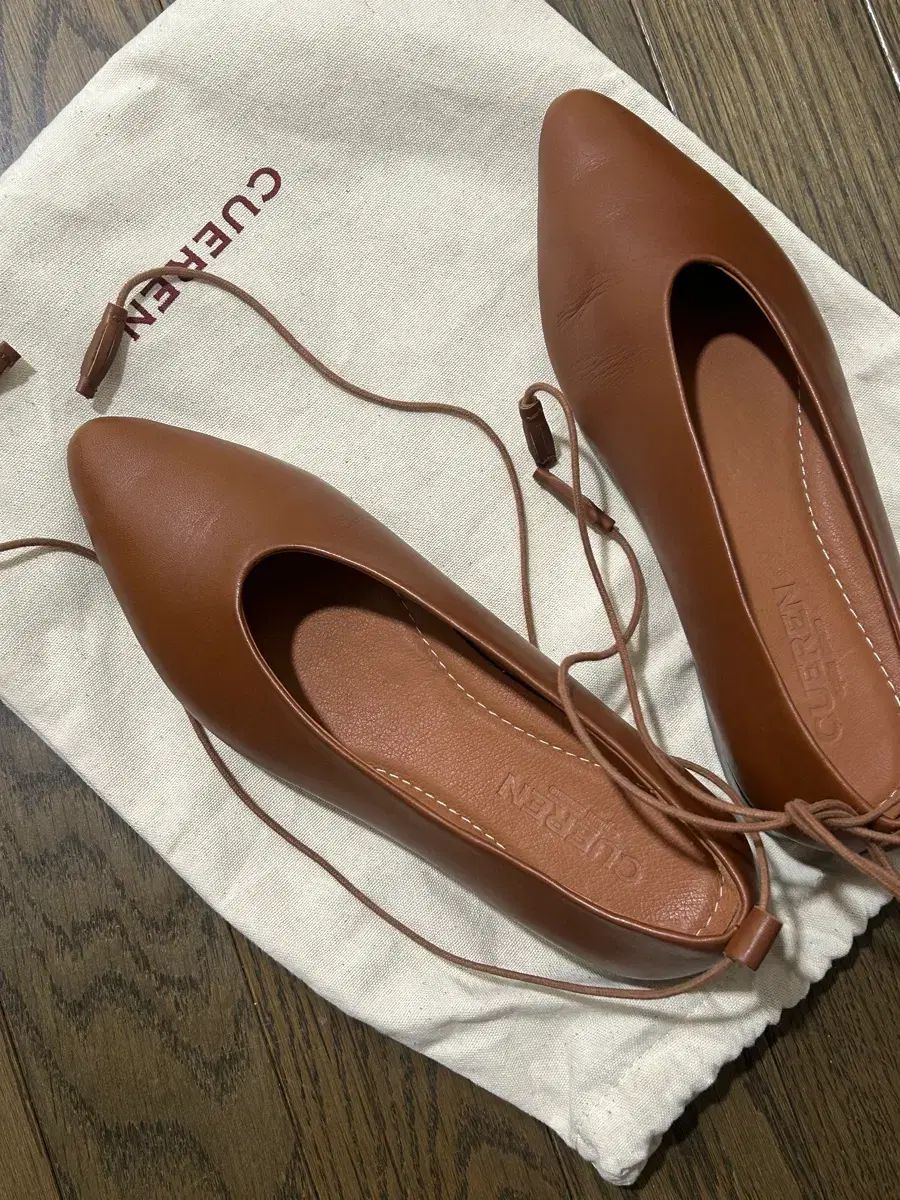 W クエレン マドリード 06 バレー フラット アーモンド