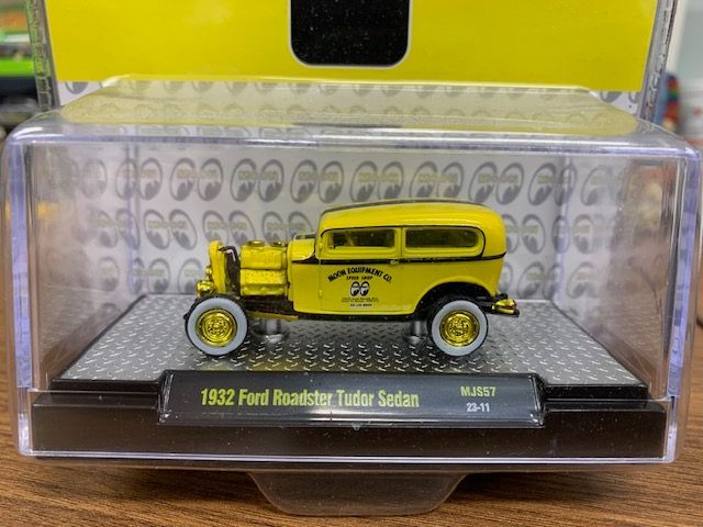 1/64サイズ ミニカー 1932 フォード ロードスター チューダー セダン