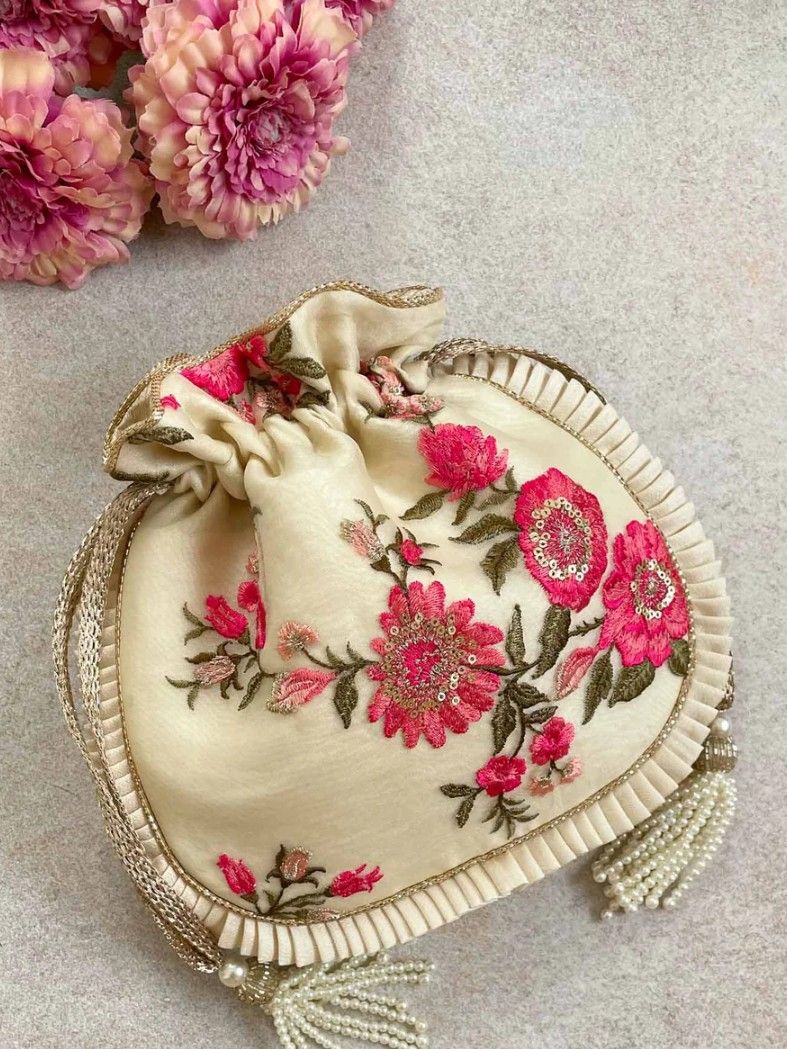 ピンクのお花刺繍巾着バッグ フリル オフホワイト パーティーバッグ 結婚式 ミニバッグ インド刺繍 ポトリ