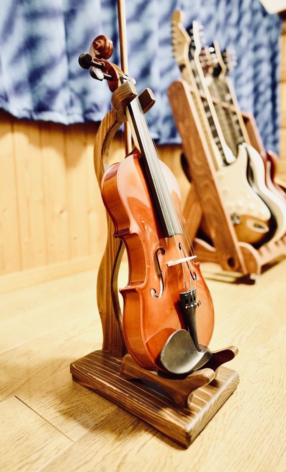 １台 手作り木工 木製バイオリンスタンド ニス仕上げ 3 4〜フルサイズ