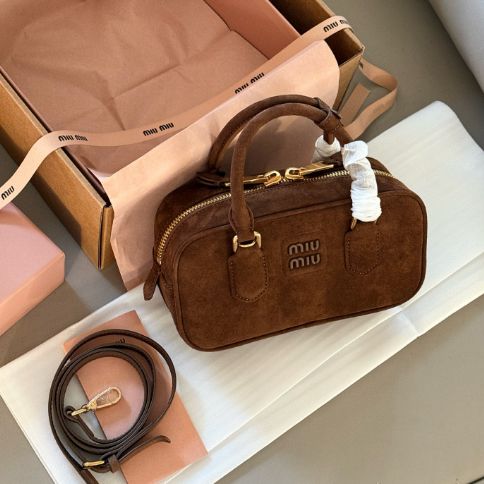 Miu Miu ブラウン スエード ショルダーバッグ - メルカリ