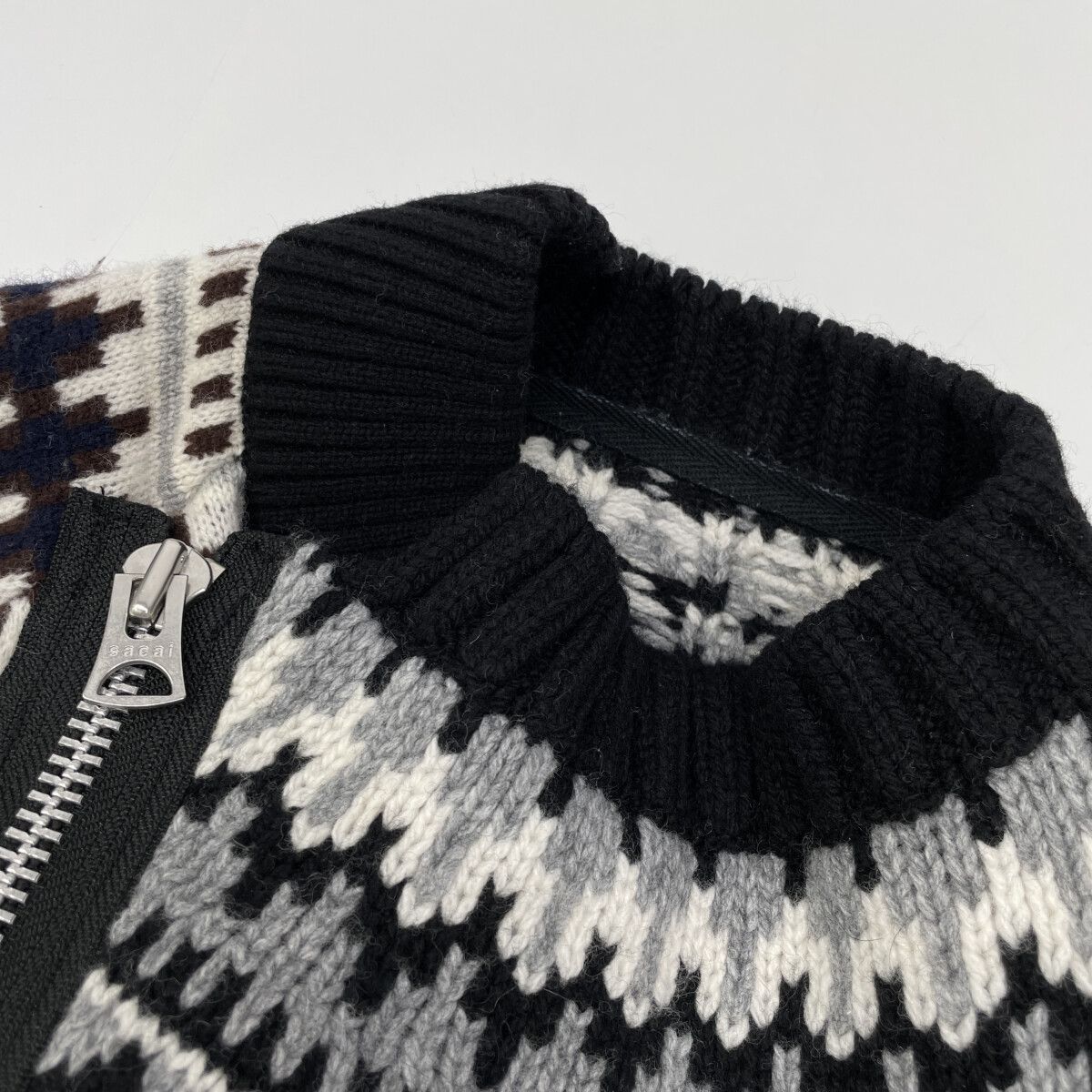 sacai サカイ 21-02776M ﾌﾞﾗｯｸ×ﾎﾜｲﾄ ﾗｲﾀﾞｰｽ ｼﾞｯﾌﾟ ﾆｯﾄ 1 - メルカリ