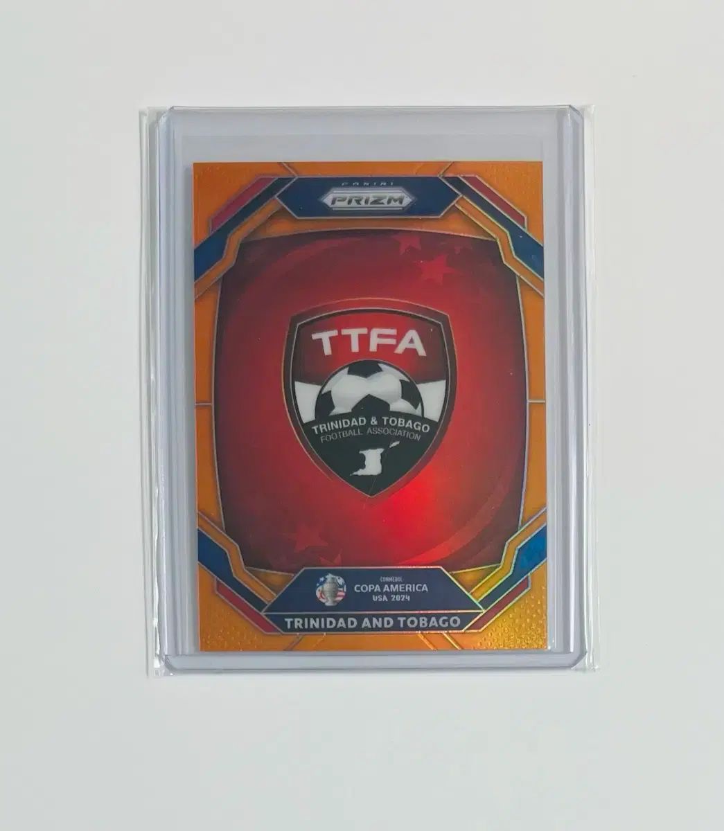 トリニダード・アンド・トバゴ 2024 Panini コパ・アメリカ チームバッジ オレンジ /25