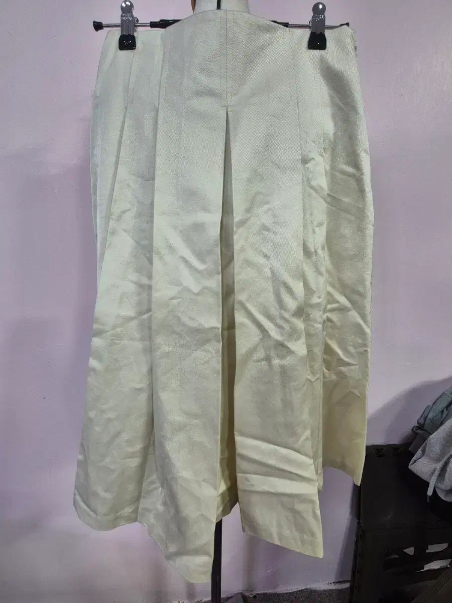 ノミナテ アイボリー シャーリング スカート