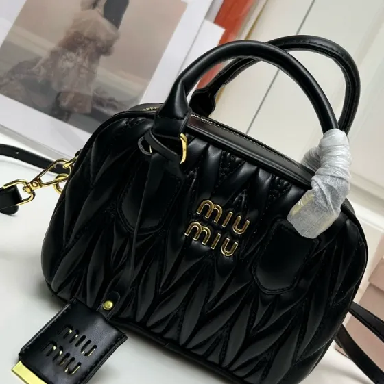 MIU MIU ミュウミュウマテラッセ ナッパレザー ポーチ バッグ MIU MIU ミュウミュウマテラッセ ナッパレザー ポーチ バッグ