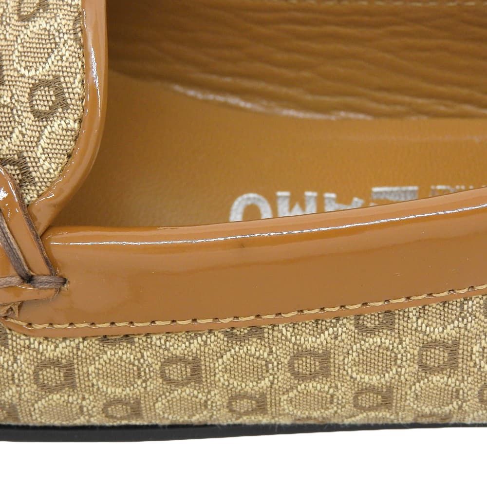 ベージュ ブラウン