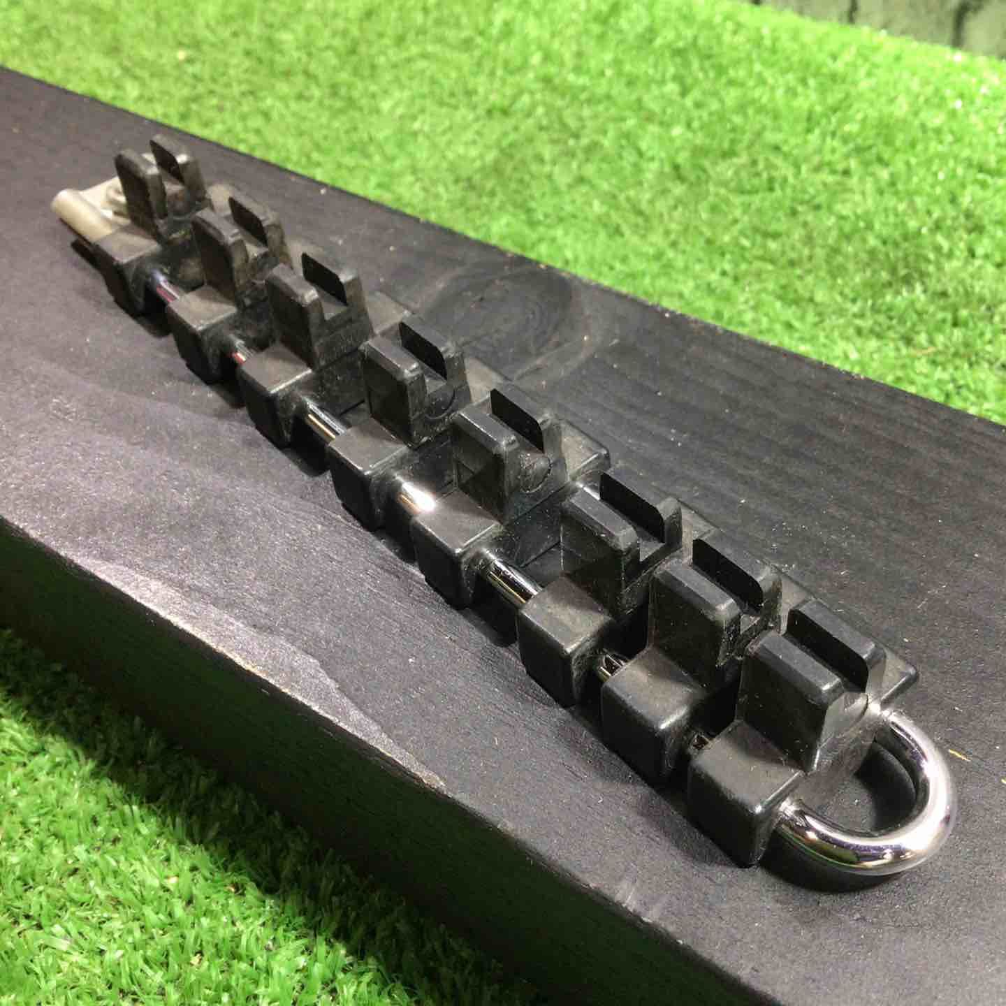 2 の縁に若干の欠けがあります