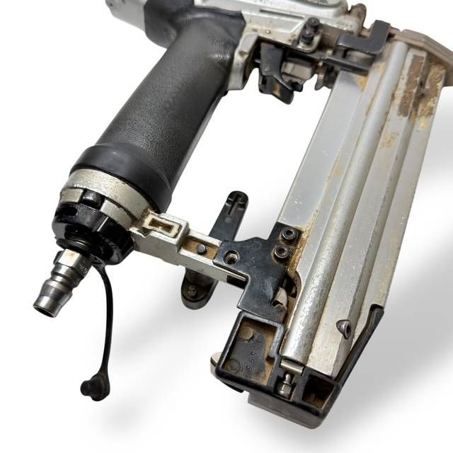 N エア釘打ち機