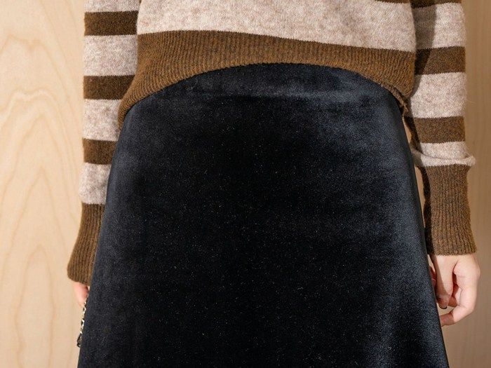 幕開けのベルベットスカート黒ゴールド金色タッセル　ベロア秋冬お洒落　未使用新品 LIENCOEUR（リアンクール）の「ベロアストライプロングスカート