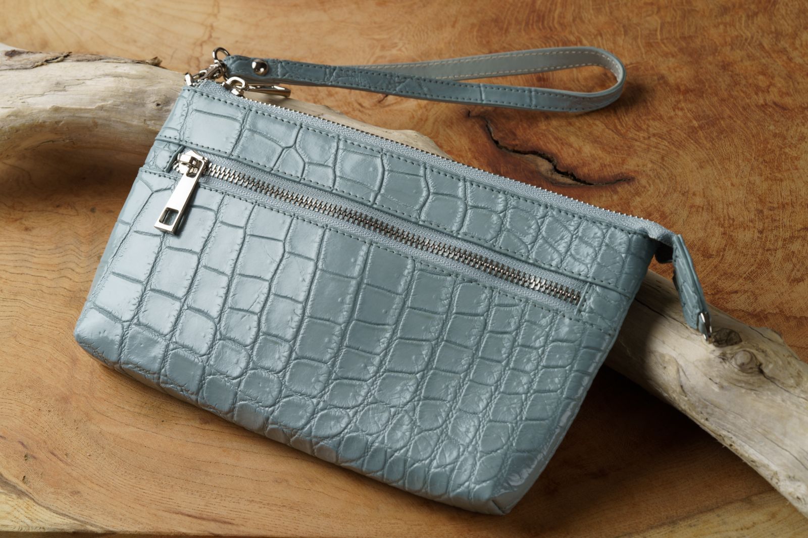 ChatGPT グレー×ライトブルーの クロコダイルが輝く 上質と多機能を備えた大人の ムクラッチポーチ