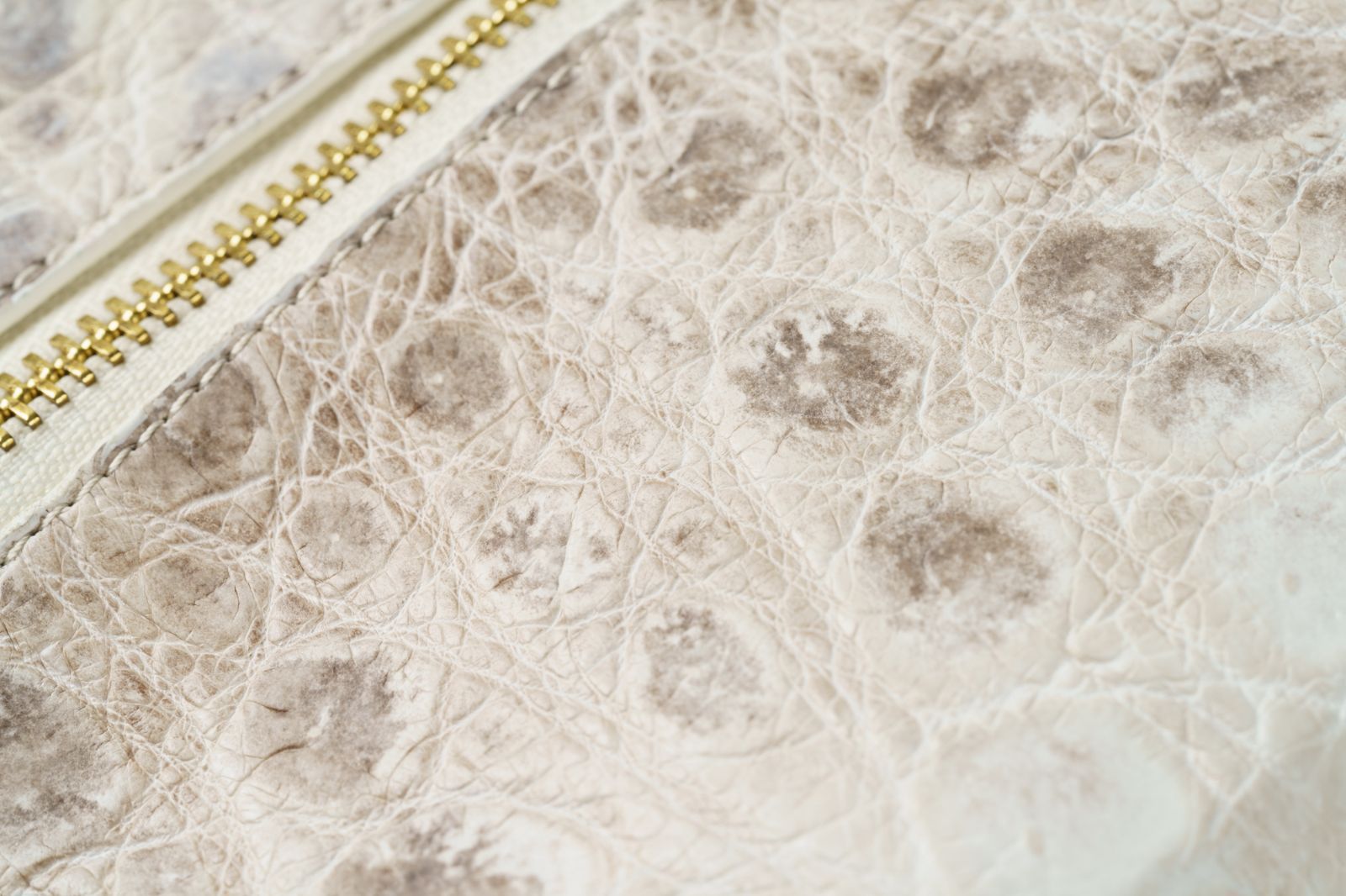 上質3 WAYで使える白系ウォレットショルダー