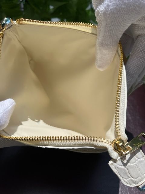 WAYで使える白系ウォレットショルダー